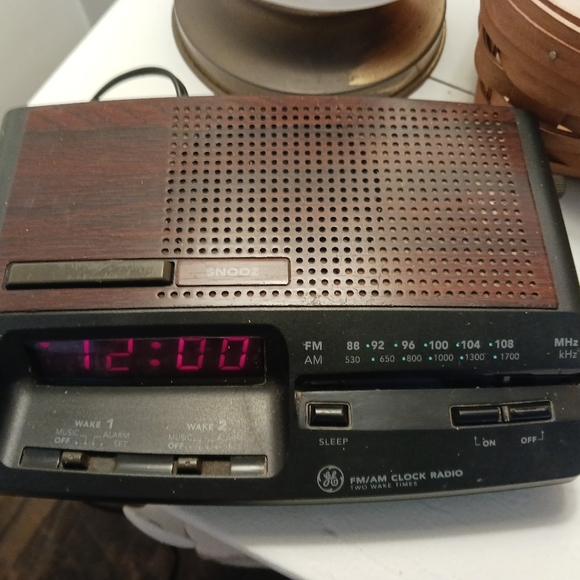 Vintage General Electric (GE) Clock Radio - Picture 3 of 8